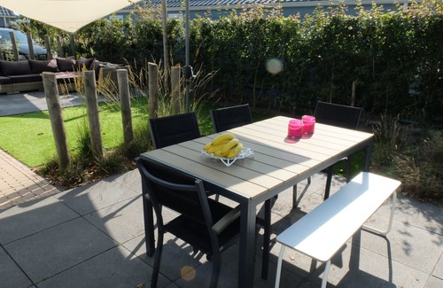 Renesse Ski Chalet | Beautiful beach lodge at the Julianahoeve campsite 300 meters from the beach