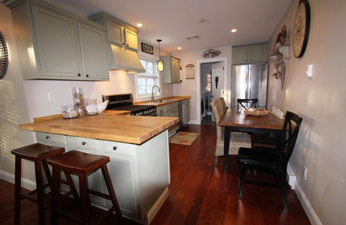 Town Bank House | Beautiful Beach Escape 1 block from the beach