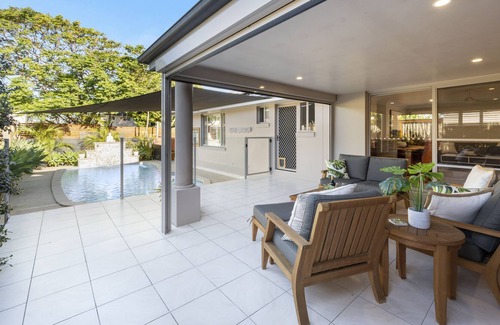 Sandy Beach House | Beautiful Beachside Holiday Home @ Sandy. 500m to Beach -Sleeps 10