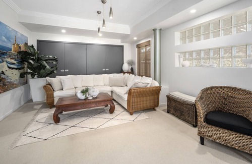 Sandy Beach House | Beautiful Beachside Holiday Home @ Sandy. 500m to Beach -Sleeps 10