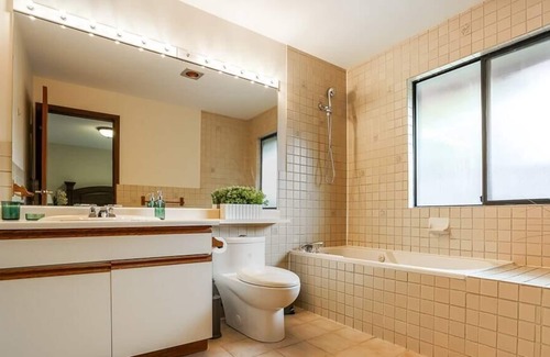 Horseshoe Bay Apartment | Beautiful Bedroom+Private Bath+ AC in Shared House
