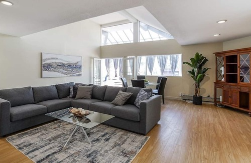 Horseshoe Bay Apartment | Beautiful Bedroom+Private Bath+ AC in Shared House