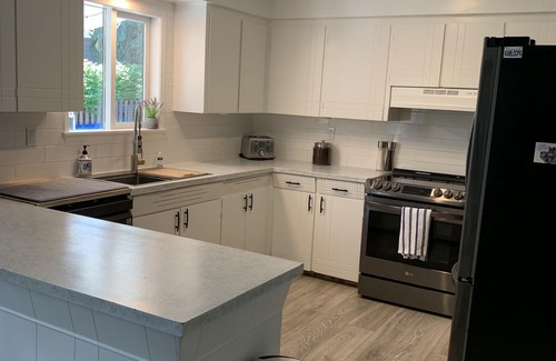 Kamloops House | Beautiful Big Home With Heated Inground Pool & Hot Tub!