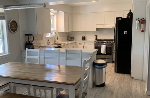 Kamloops House | Beautiful Big Home With Heated Inground Pool & Hot Tub!