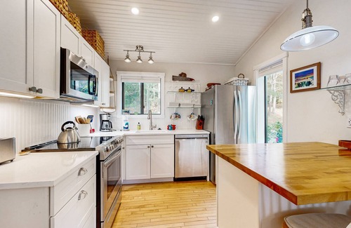 Quechee Condo | Beautiful bright condo with deck, wifi, kitchen, w/d, bbq, mountain view, TV's