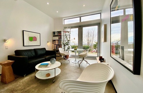 West Sechelt Apartment | beautiful bright cozy suite, 5 min from beach