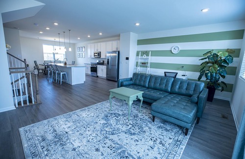 Grayslake House | Beautiful Bright Modern Townhome, 3 bdrm, 2.5 bath, pets allowed.