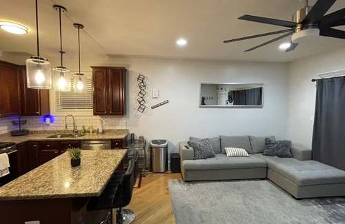 Grand Boulevard House | Beautiful Bronzeville Duplex!