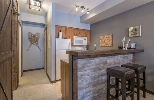 Silver Star Mountain Condo | Beautiful 2 bedroom Ground Floor Condo - Ski in/out from the Door - Pet Friendly