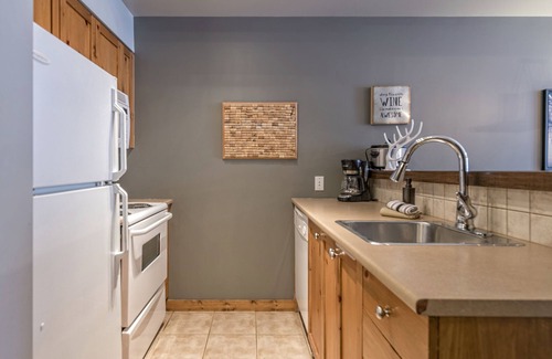 Silver Star Mountain Condo | Beautiful 2 bedroom Ground Floor Condo - Ski in/out from the Door - Pet Friendly