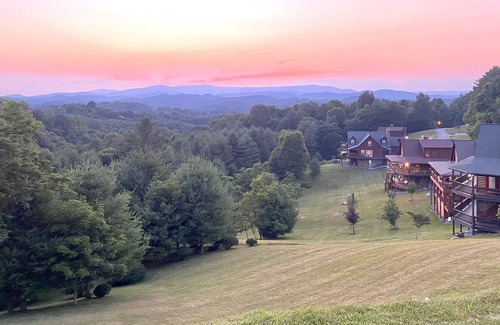Piney Creek Cabin | Beautiful Cabin at the New River w/ Blue Ridge Mountain Views!