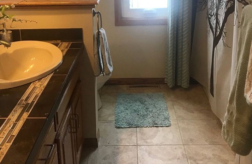 Olathe House | Beautiful Cabin-Like Home With Pond In The City