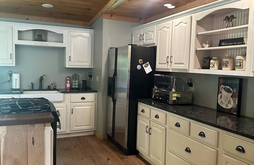 Russell Springs Cabin | Beautiful cabin nestled in the woods surrounded by water