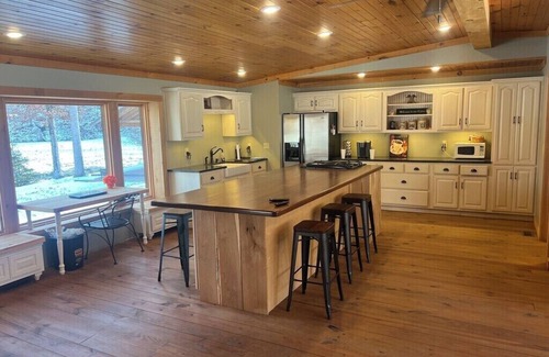 Russell Springs Cabin | Beautiful cabin nestled in the woods surrounded by water