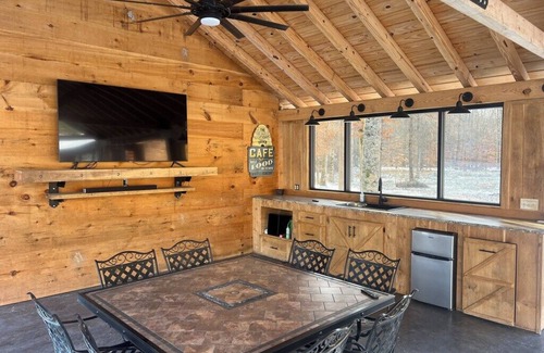 Russell Springs Cabin | Beautiful cabin nestled in the woods surrounded by water