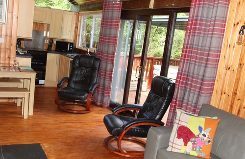 Taynuilt Cabin | Beautiful Cabin with electric hot tub, wifi, wood burning stove close to loch