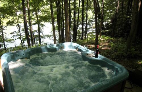 Confluence House | Beautiful Cabin with Hot Tub Surrounded by Trees in Confluence, Pennsylvania