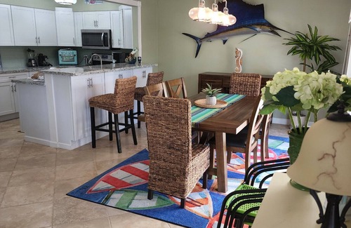 Marathon House | Beautiful canal front townhouse w/paradise feel, 3 blocks from Sombrero Beach