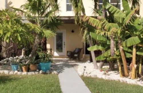 Marathon House | Beautiful canal front townhouse w/paradise feel, 3 blocks from Sombrero Beach