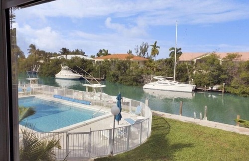 Marathon House | Beautiful canal front townhouse w/paradise feel, 3 blocks from Sombrero Beach