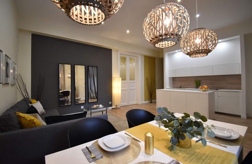 Nepszinhaz negyed Condo | Beautiful central 4 bedroom/4 bathroom