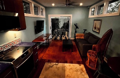 Cherrywood Apartment | Beautiful central Austin apartment! Near ATX-cool cafes, bars, & parks!