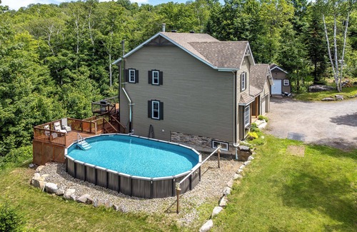 Les Pays-d'en-Haut Regional County Municipality Cottage | Beautiful Chalet located minutes away from ski hills