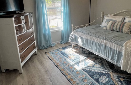 Benton House | Beautiful, cheerful and cozy 4BDR home