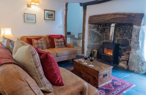 Lustleigh House | Beautiful chocolate box thatched cottage in heart of Lustleigh, 1 min walk to pub, tearoom & shop