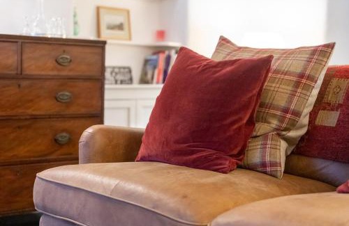 Lustleigh House | Beautiful chocolate box thatched cottage in heart of Lustleigh, 1 min walk to pub, tearoom & shop