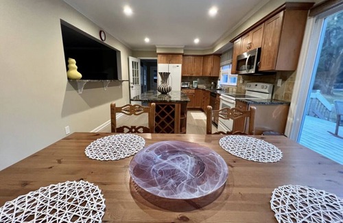 Stamford House | Beautiful & clean 3bed/2bath home in quiet Stamford downtown neighborhood