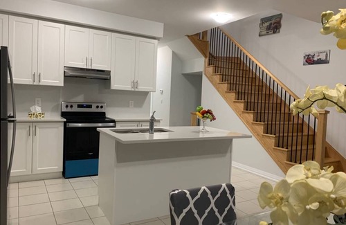 Lindsay House | BEAUTIFUL & CLEAN LINDSAY TOWNHOME (MINS TO SHOPS)