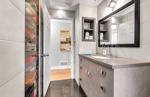 Erin Mills House | Beautiful clean single detached home, 3brm with king bed and 4pc ensuite,