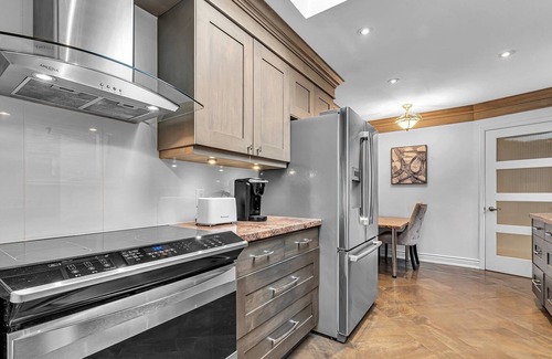 Erin Mills House | Beautiful clean single detached home, 3brm with king bed and 4pc ensuite,