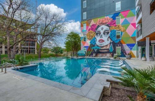 Downtown San Antonio Apartment | Beautiful Condo on Riverwalk King Suite w Free Parking Pet Friendly Centrally Located on the Riverwalk