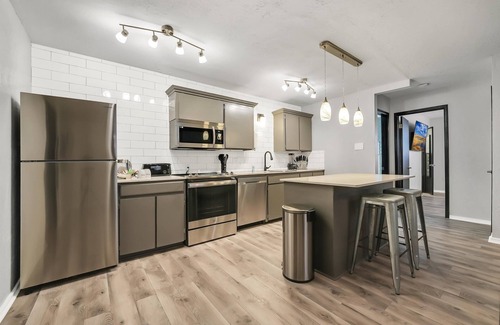 Lawton Apartment | Beautiful Contemporary Suite #16