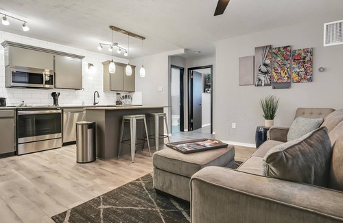 Lawton Apartment | Beautiful Contemporary Suite #01