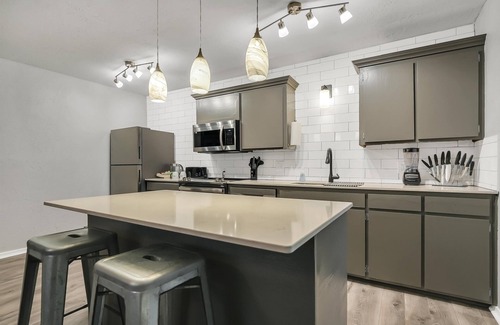 Lawton Apartment | Beautiful Contemporary Suite #01