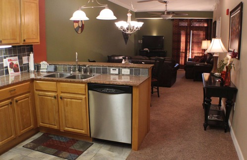 Sevierville Condo | BEAUTIFUL&CONVENIENT.RIVERFRONT&MOUNTAIN VIEW. (ONLINE BOOKING) FREE CLEANING