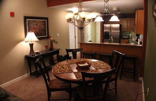 Sevierville Condo | BEAUTIFUL&CONVENIENT.RIVERFRONT&MOUNTAIN VIEW. (ONLINE BOOKING) FREE CLEANING
