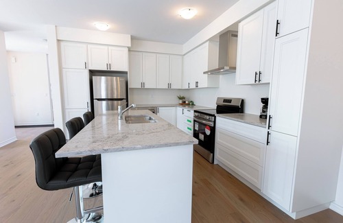 Whitby House | Beautiful Corner Unit Town in Whitby W/Parking - Bright Spacious Open Layout
