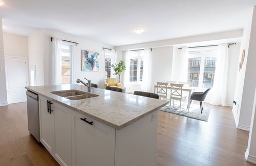 Whitby House | Beautiful Corner Unit Town in Whitby W/Parking - Bright Spacious Open Layout