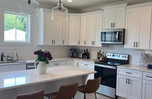 Auburn House | Beautiful Cottage in Auburn-Game Day Awaits. Arkansas v. Auburn available!
