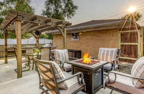 Miller Beach House | Beautiful Cottage with Hot-tub in Gary, Indiana
