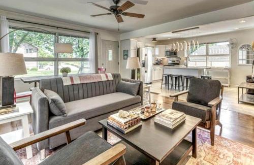 Miller Beach House | Beautiful Cottage with Hot-tub in Gary, Indiana