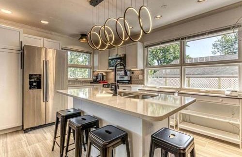 Miller Beach House | Beautiful Cottage with Hot-tub in Gary, Indiana