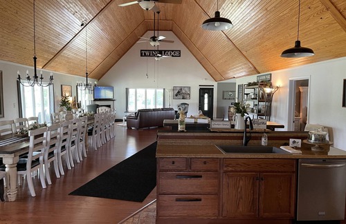 Powhatan Other | Beautiful Country Farmhouse on 2 acres, sleeps 12, Hunting & Fishing Area!