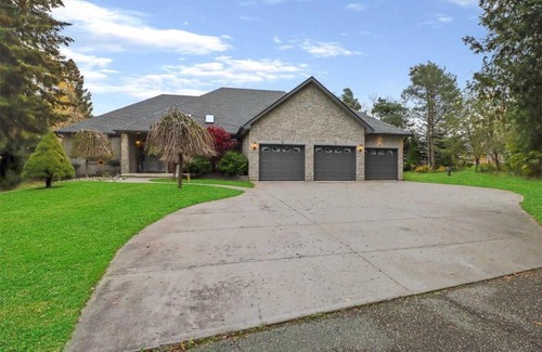 Bradford West Gwillimbury Apartment | Beautiful Country Guest House w Pool,fire pit and Pond