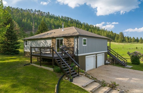 Custer House | Beautiful Countryside with Forest Service Border. Next to Custer State Park