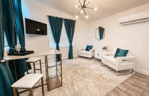 Old Southwest Apartment | Beautiful Courtyard Cottage Emerald